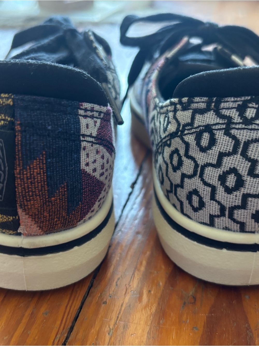 Keen-Elsa-Aztec size 7 sneaker - Picture 6 of 6